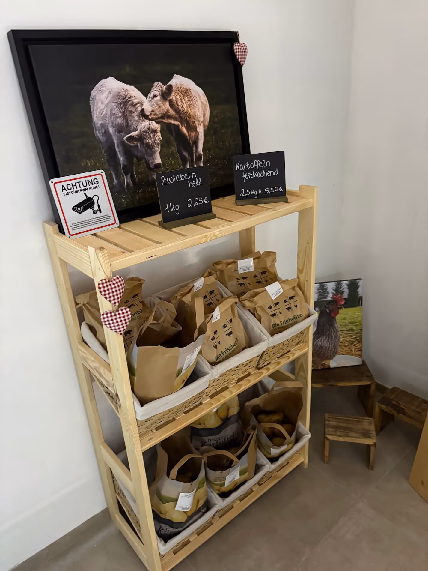 Waren im Hofladen.